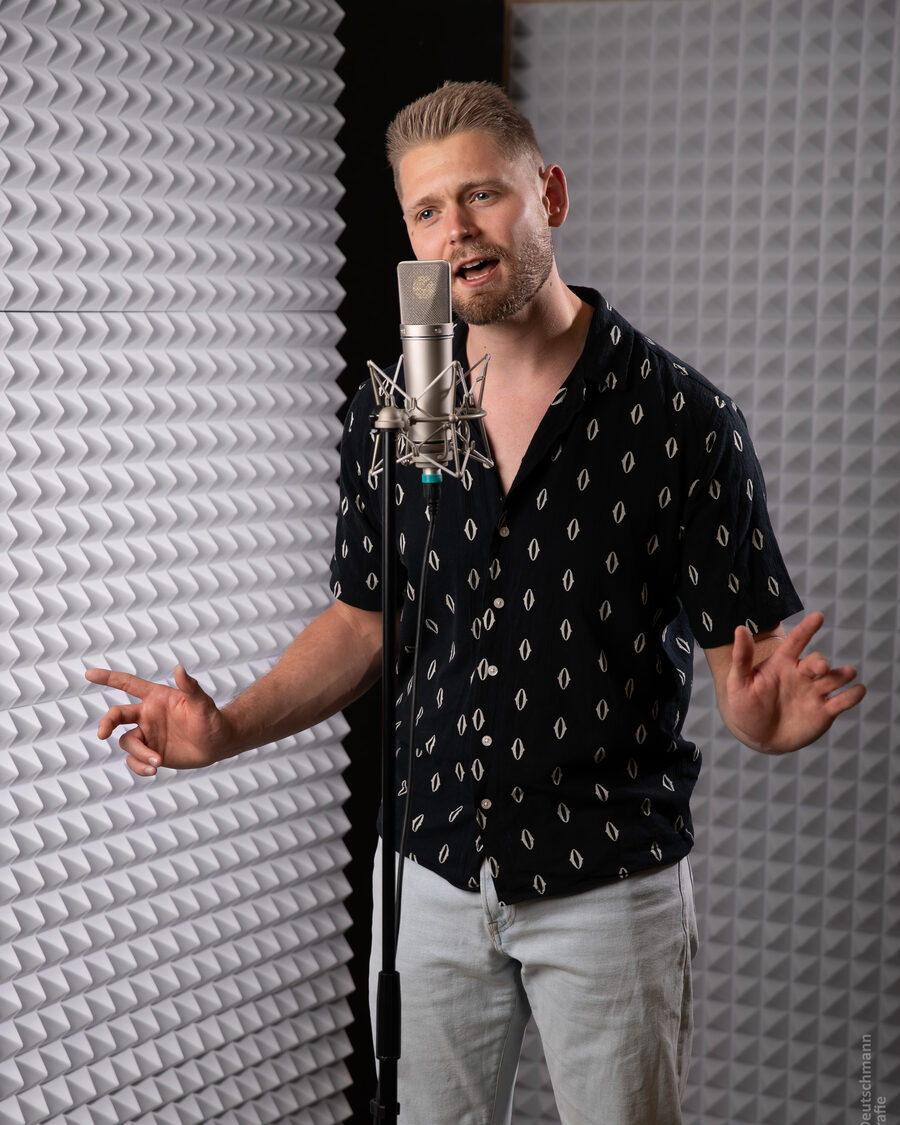 Timo Schöpp beim Singen im Aufnahmestudio